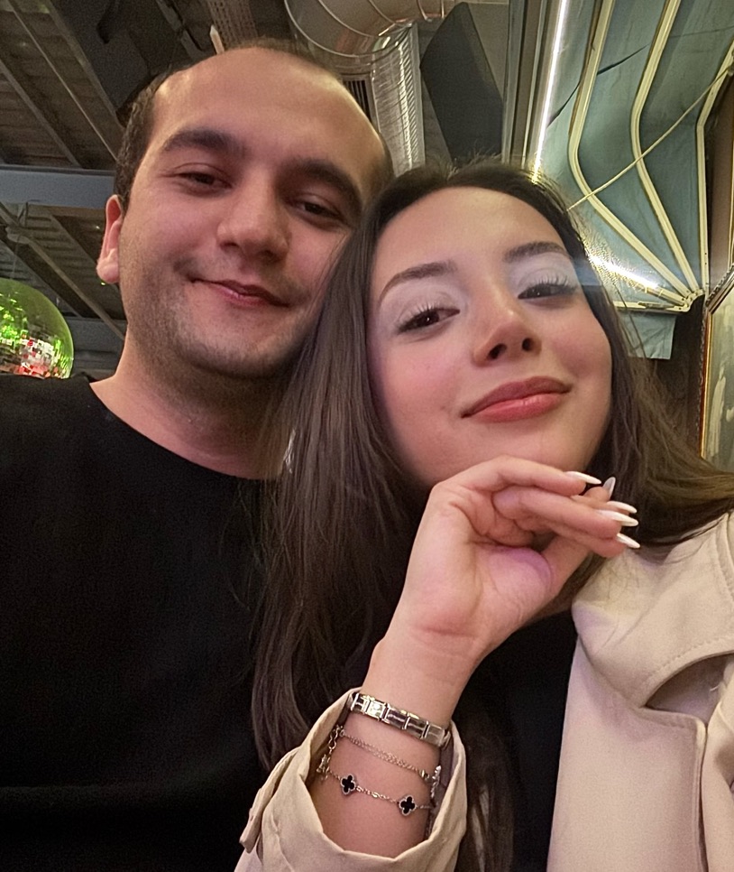 Selen ve Erman birlikte gülümsüyor