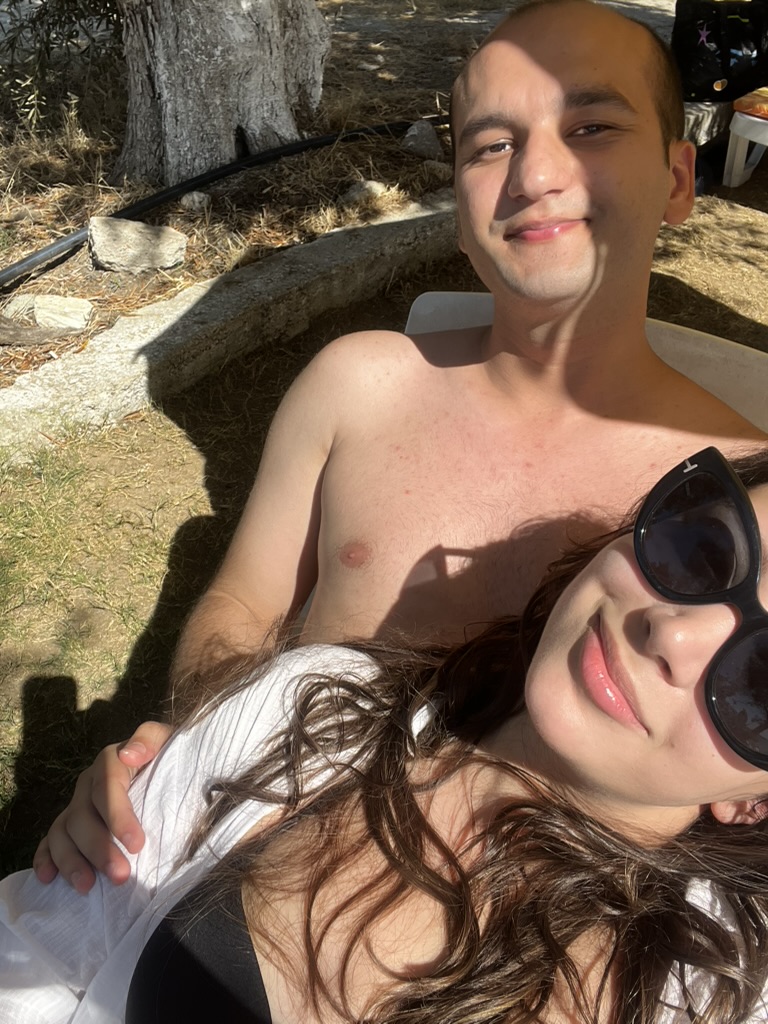 Selen ve Erman sahilde güneşlenirken